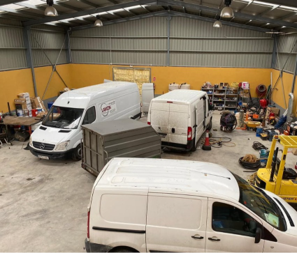 Equipo realizando la reparación de depósitos petrolíferos.